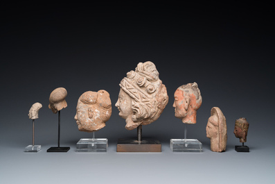 Huit t&ecirc;tes en pierre sculpt&eacute;e d'origines diverses, e.a. Chine, Gandhara et Japon
