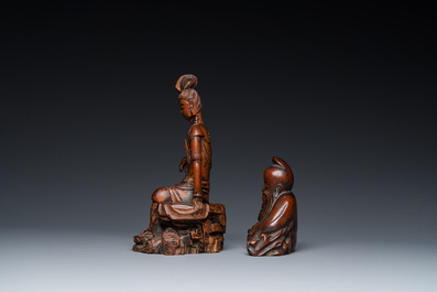 Twee Chinese houten sculpturen van Guanyin en Tudigong, Qing