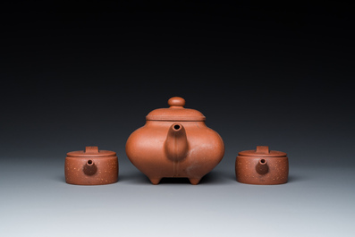 Drie Chinese Yixing steengoed theepotten met deksels, Republiek