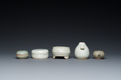 Six pi&egrave;ces en porcelaine de Chine en c&eacute;ladon et qingbai, Song et post&eacute;rieur