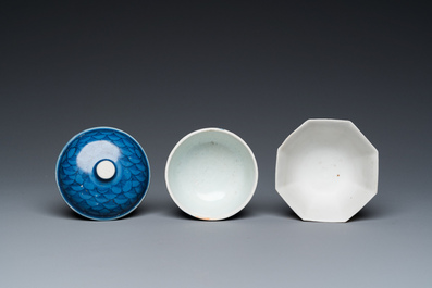 Trois pi&egrave;ces en porcelaine de Chine en bleu et blanc provenant d'&eacute;paves, &eacute;poque Transition et Jiaqing