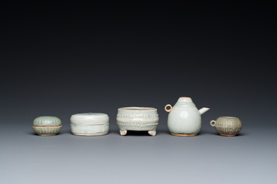 Zes stukken Chinees qingbai- en celadon-geglazuurd porselein, Song en later