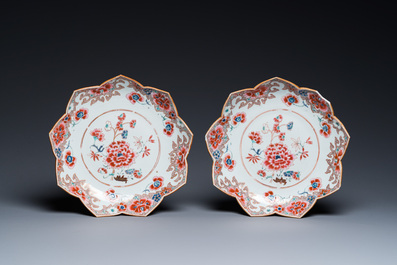 Un plat et deux coupes en forme de lotus en porcelaine de Chine famille rose, Qianlong