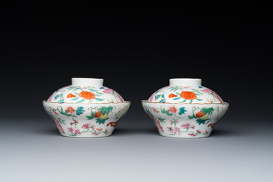 Paire de bols couverts en porcelaine de Chine famille rose &agrave; d&eacute;cor de papillons, marque de Jiaqing, 19&egrave;me