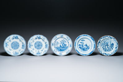 23 Chinese blue, white and Imari-style plates, Kangxi/Qianlong