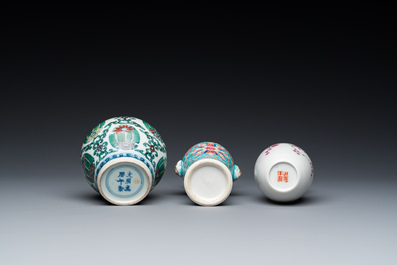 Trois petits vases en porcelaine de Chine doucai et famille rose, 19/20&egrave;me