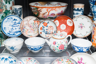 Een diverse collectie Chinees porselein, Kangxi en later