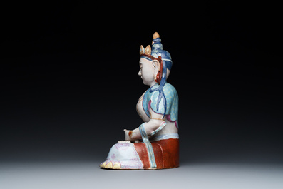 Statuette de Bouddha Amitayus en porcelaine de Chine famille rose sur socle, 19/20&egrave;me