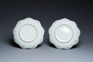 Un plat et deux coupes en forme de lotus en porcelaine de Chine famille rose, Qianlong