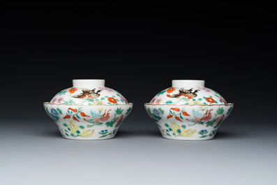 Paire de bols couverts en porcelaine de Chine famille rose &agrave; d&eacute;cor de papillons, marque de Jiaqing, 19&egrave;me