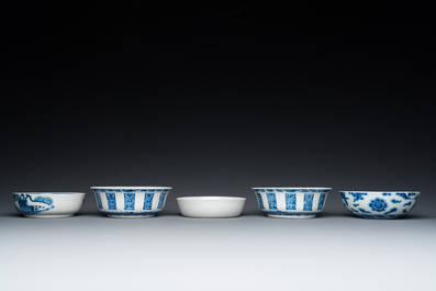 Cinq bols en porcelaine de Chine en bleu et blanc, 19/20&egrave;me