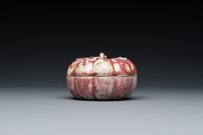 Een Chinees pompoenvormig dekseldoosje met perzikbloesemglazuur, 19e eeuw