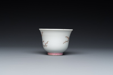 A fine Chinese famille rose cup, Qing Shen Xuan 清慎軒 mark, 19th C.