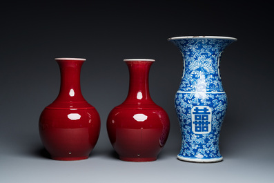 Un vase &agrave; d&eacute;cor 'Shou' en porcelaine de Chine en bleu et blanc et une paire de forme bouteille en sang de boeuf, 19/20&egrave;me