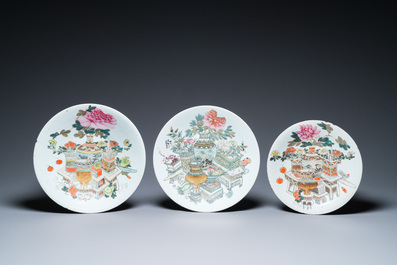 Een diverse collectie Chinees famille rose en qianjiang cai porselein, 19/20e eeuw