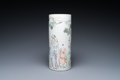 Porte-chapeau en porcelaine de Chine qianjiang cai, sign&eacute; Liu Hongxiang 劉宏祥, 19/20&egrave;me