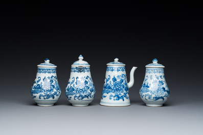 Rare ensemble de deux verseuses et deux saupoudroirs sur support en porcelaine de Chine en bleu et blanc, Qianlong