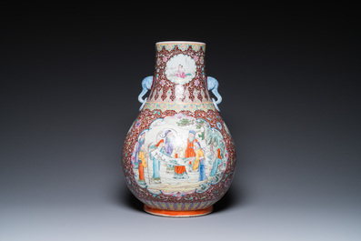 Un vase de forme 'hu' et une paire d'aquariums en porcelaine de Chine famille rose, 20&egrave;me