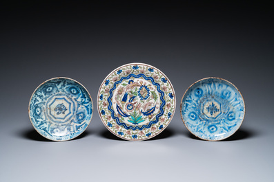 Cinq plats en c&eacute;ramique islamique polychrome et en bleu et blanc, art qajar, la Perse, 19&egrave;me