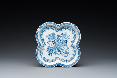 Rare ensemble de deux verseuses et deux saupoudroirs sur support en porcelaine de Chine en bleu et blanc, Qianlong