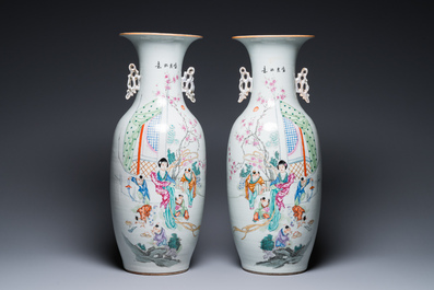 Quatre vases en porcelaine de Chine famille rose, 19/20&egrave;me