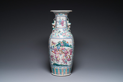 Une jardini&egrave;re et un vase en porcelaine de Chine famille rose, 19&egrave;me