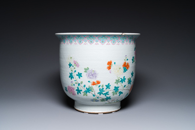 Une jardini&egrave;re et un vase en porcelaine de Chine famille rose, 19&egrave;me