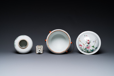 Vier stukken Chinees famille rose porselein en drie met koraalrode fondkleur, 19/20e eeuw