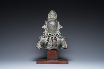 Een grote Javaanse bronzen buste van de god Shiva, Majapahit koninkrijk, Indonesi&euml;, wellicht 15/16e eeuw