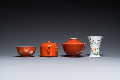 Quatre pi&egrave;ces en porcelaine de Chine famille rose et trois &agrave; fond rouge de corail, 19/20&egrave;me