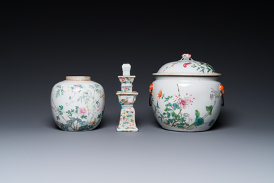 Quatre pi&egrave;ces en porcelaine de Chine famille rose et trois &agrave; fond rouge de corail, 19/20&egrave;me