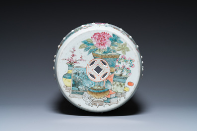 Tabouret en porcelaine de Chine qianjiang cai &agrave; d&eacute;cor d'antiquit&eacute;s dans le style de Xu Pinheng 許品衡, 19&egrave;me