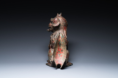 Een grote Chinese bronzen wierookbrander in de vorm van een boeddhistische leeuw, wellicht Ming