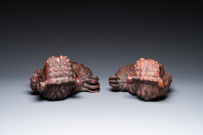 Une bo&icirc;te couverte en huali, un socle, un &eacute;cran de table au mirroir et une paire de lions bouddhistes, Chine, 19/20&egrave;me