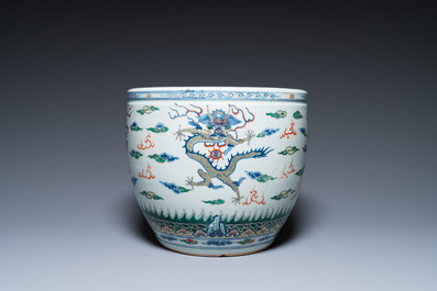 Een Chinese blauw-witte celadon vaas, een paar Nanking vazen en een famille verte vissenkom, 19e eeuw