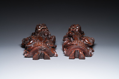 A Chinese huali box and cover, a burl wood-topped stand, a table screen mirror and a pair of Buddhist lions,  19/20th C.