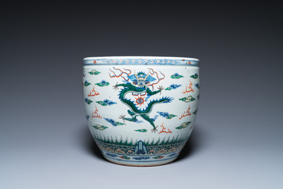 Een Chinese blauw-witte celadon vaas, een paar Nanking vazen en een famille verte vissenkom, 19e eeuw