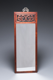 Een Chinese houten spiegel en een plooistoeltje, 19/20e eeuw