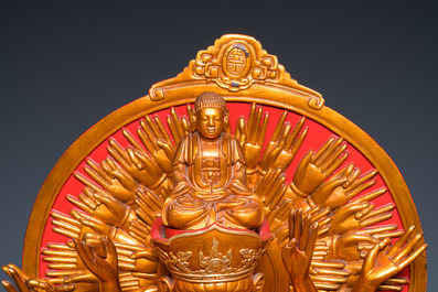 Een grote Vietnamese vergulde en gelakte houten figuur van Avalokitesvara met 18 armen, 19/20e eeuw