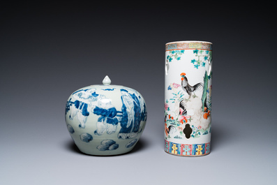 Quatre vases en porcelaine de Chine famille rose et un pot couvert en bleu et blanc sur fond c&eacute;ladon, 19&egrave;me