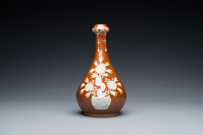 Vase de forme bouteille en porcelaine de Chine &agrave; d&eacute;cor en engobe sur fond brun, fours de Zhushan, fin du Ming