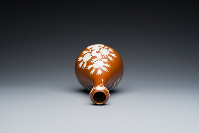 Vase de forme bouteille en porcelaine de Chine &agrave; d&eacute;cor en engobe sur fond brun, fours de Zhushan, fin du Ming