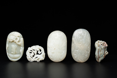 Cinq pi&egrave;ces sculpt&eacute;es en jade blanc et c&eacute;ladon, Chine, 19/20&egrave;me
