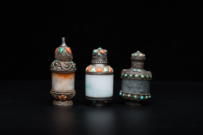 Vier Chinese snuifflessen in jade met ingelegde zilveren monturen, 19/20e eeuw