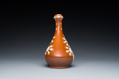 Vase de forme bouteille en porcelaine de Chine &agrave; d&eacute;cor en engobe sur fond brun, fours de Zhushan, fin du Ming