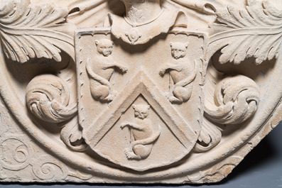Deux fragments architecturaux de fa&ccedil;ade orn&eacute;s d'armoiries, Belgique ou la France, l'un dat&eacute; 1602 mais probablement post&eacute;rieur