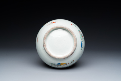 Een in Nederland beschilderde Japanse Arita fles met zgn. Amsterdams bont decor in Kakiemon-stijl, Edo, 17/18e eeuw