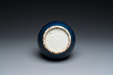 Vase de forme bouteille en porcelaine de Chine en bleu monochrome, Qianlong