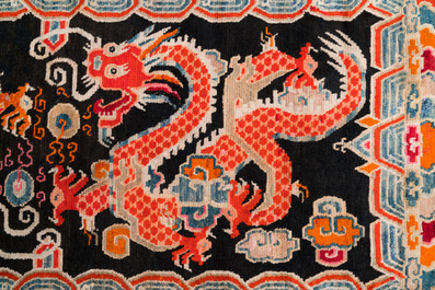 Tapis &agrave; d&eacute;cor de deux dragons chassant la perle, Tibet, 19&egrave;me