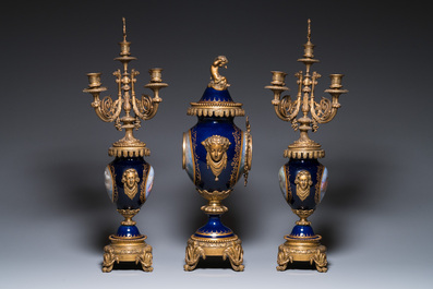 Importante garniture &agrave; pendule de trois pi&egrave;ces en porcelaine dans le style de S&egrave;vres aux montures en bronze dor&eacute;, France, 19&egrave;me